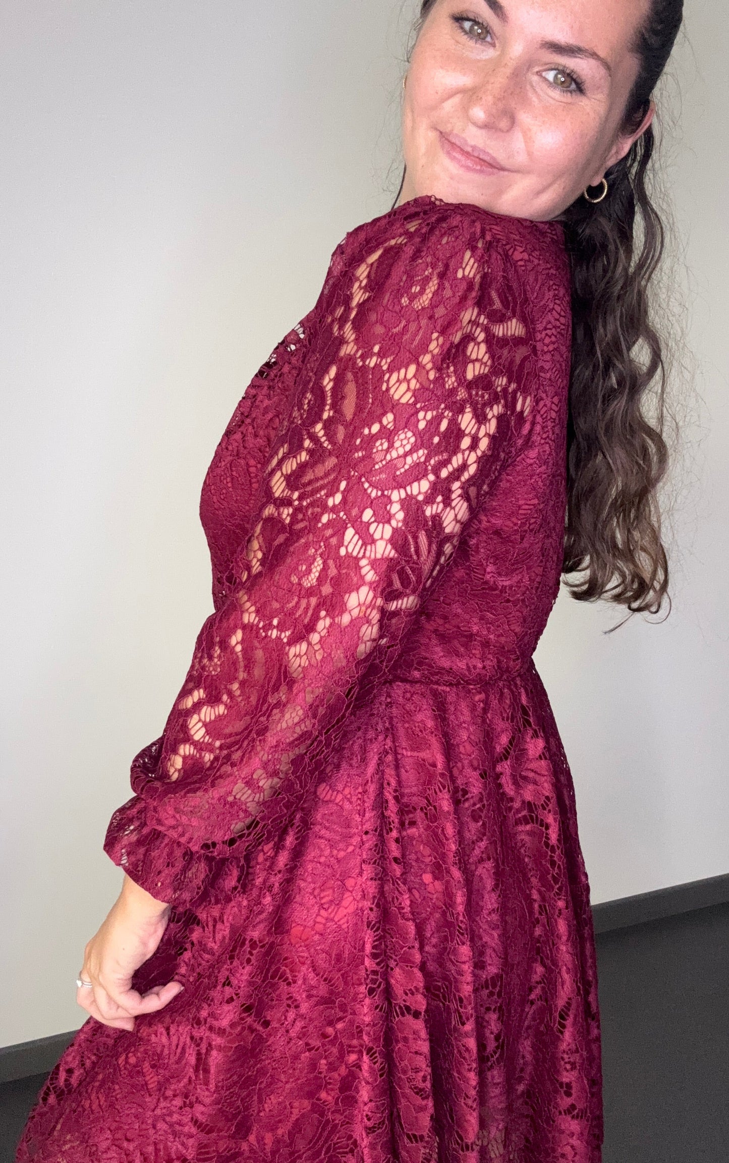 Robe en dentelle bordeaux GIU