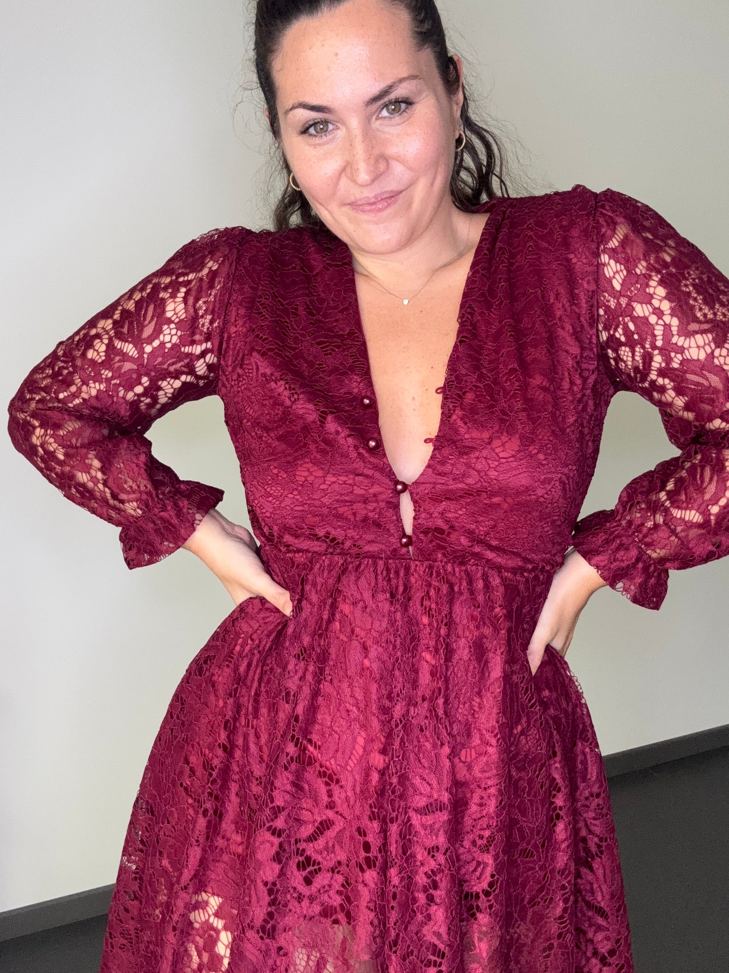 Robe en dentelle bordeaux GIU